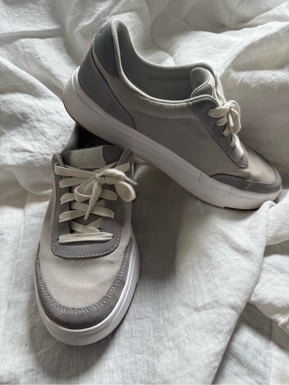 Kizik Women’s Gray Canvas & Suede Camden Sneaker Sz 9